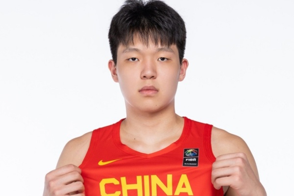 杨瀚森渐入佳境：111-118惜败背后，新星展露成长潜力